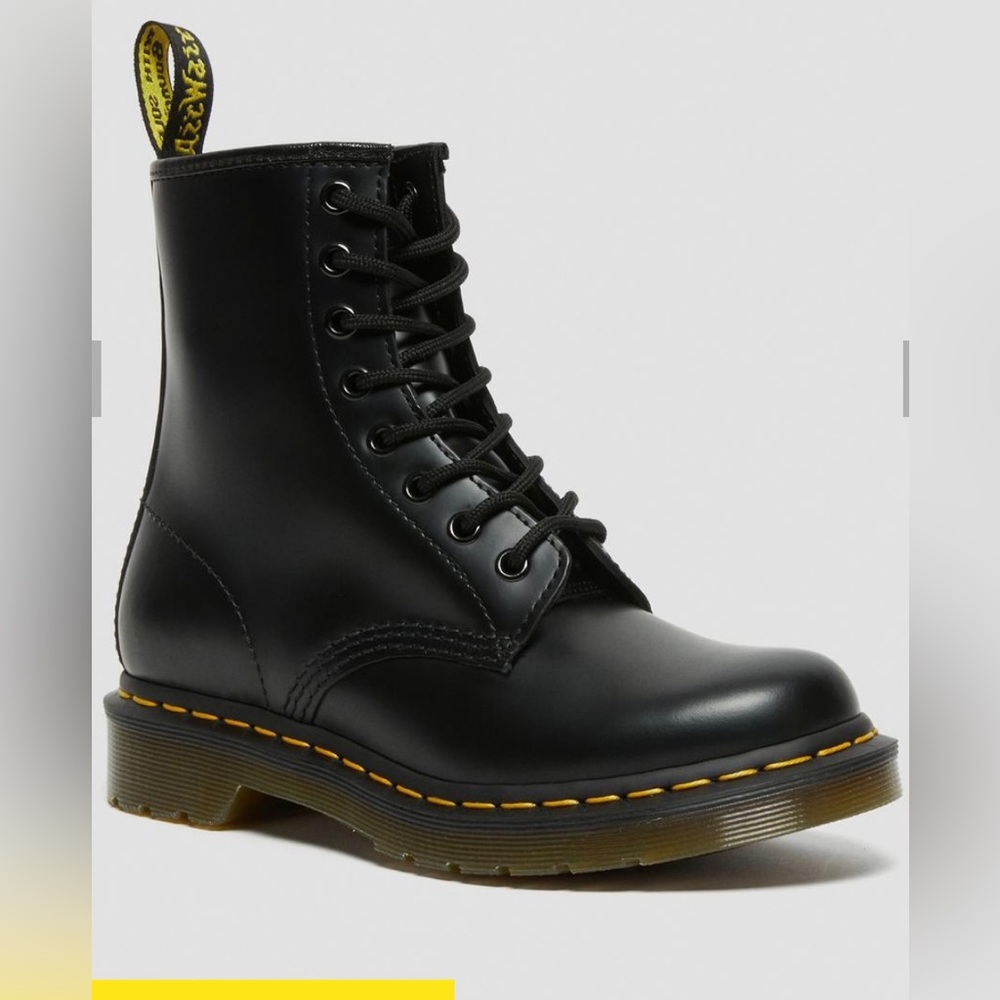 DR. Martens. 1460 WOMEN'S SMOOTH LEATHER LACE UP BOOTS. USED. Size 6US.